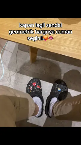 manfaatkan diskon derr🙌🏻 sebelum harga balik ke awal. #sendal #crocsgang 