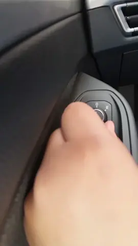 Il est impératif que tu prenne le temps de régler correctement tes rétroviseurs. ⚠️ Et n'oublie pas que l'usager que tu cherches parfois dans ton retro peut être une voiture ou une trotinette qui sera elle beaucoup plus discrète avec un simple coup d'œil si ton rétroviseurs est mal réglé. #permiswallonie #permispratique #autoecoletournai #permisdeconduirebelgique 