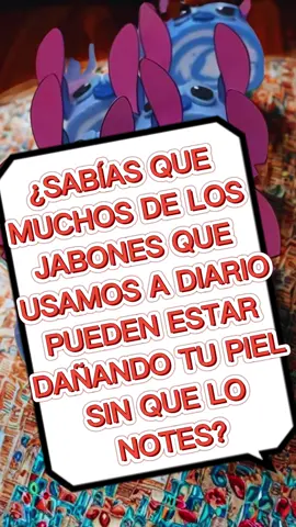 🩵 CUIDA TU PIEL, NO LA DAÑES ¿Sabías que muchos jabones comunes resecan e irritan sin que lo notes? 😣 Hoy te muestro cómo hacer un jabón artesanal de Stitch, suave y natural 🌿 🧾 Ingredientes: 1️⃣ 1 kg de glicerina blanca 2️⃣ Esencia de lavanda 🌸 3️⃣ Aceite natural 4️⃣ Colorante azul celeste, azul oscuro y negro 🎨 ⚗️ Preparación: 1️⃣ Derrite la glicerina entre 55° y 65° 🔥 2️⃣ Agrega esencia y aceite, mezcla bien 3️⃣ Separa la mezcla en 3 partes y añade los colorantes 4️⃣ Vierte, enrolla como brazo gitano y decora con orejitas de Stitch 🩵 💬 Comenta SANO si quieres más recetas que cuidan tu piel 🌿 #soapmakingtiktok  #jabonescaseros  #jabonesdecorativos  #jabonesartesanales  #jabonesdeglicerina  #hechoamano  #velasartesanales  #velasaromaticas  #jaboneshechosamano  #soapaddict  #artesania #hechoconamor  #emprendeconjabones 
