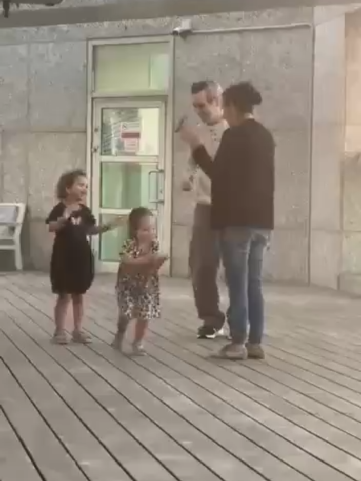 Moments of joy: After being kidnapped on October 7, 2023, and surviving more than 2 years in H*mas captivity in Gaza, Omri Miran dances with his wife Lishay and his two daughters Alma and Roni. Lishay shared the following video with the message: “We are a family once again”  ❤️
