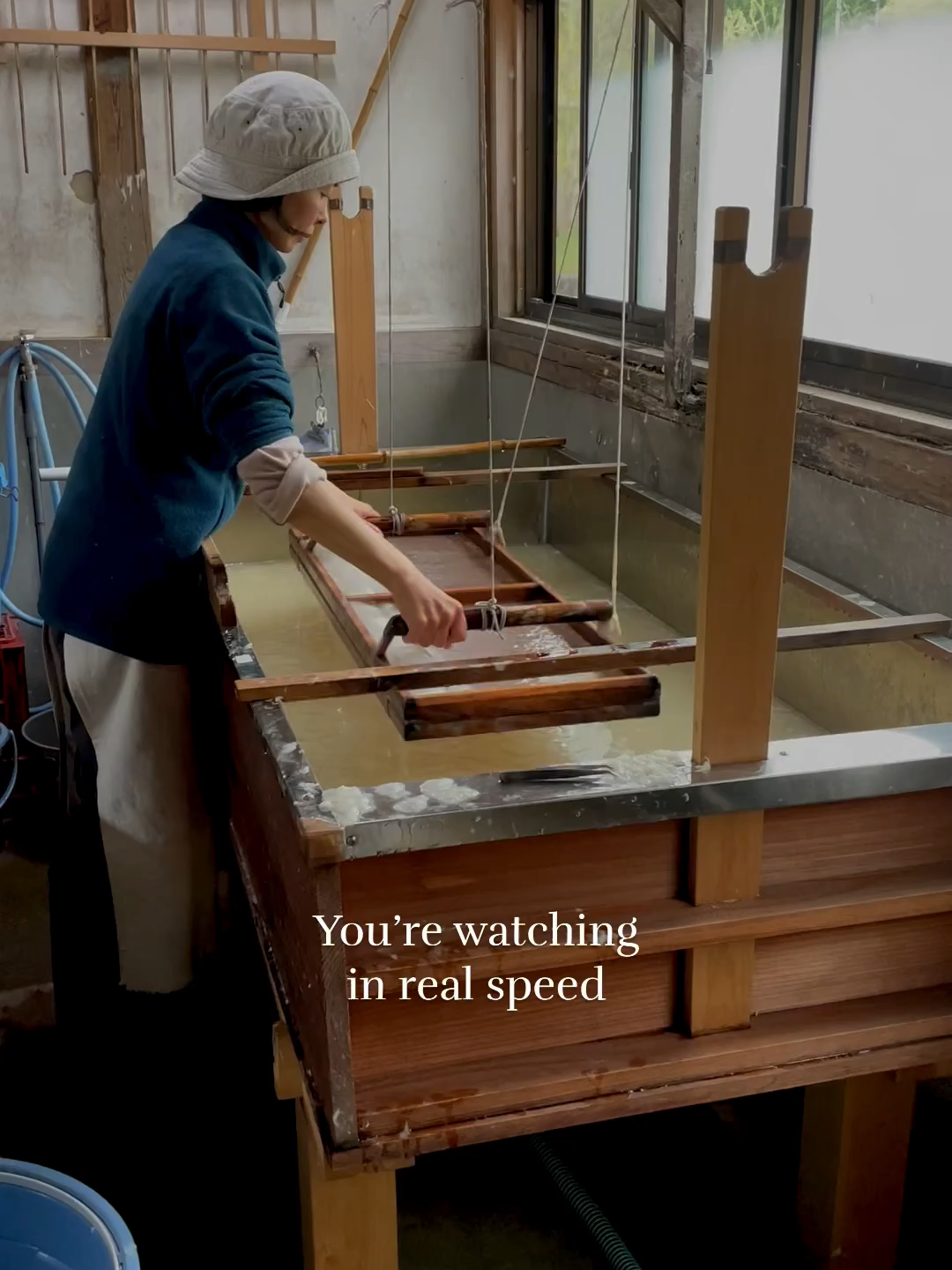 There's no fast-forward in washi making. In the village of Kurotani, papermakers have been making washi by hand for over 800 years in their traditional way. It takes time and care, a pace that can feel unusually slow in the fast-moving world of social media.  🔍Search with “Kurotani” on our website 👉 link in bio #handmadepaper #papermakingprocess #fineartsupply #kyoto