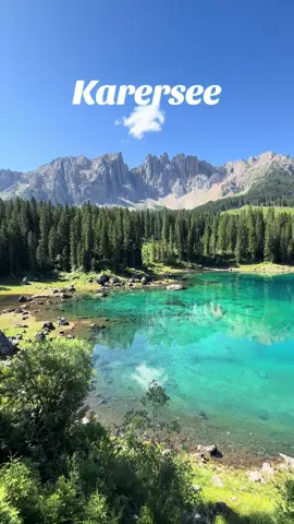 Ich dachte ehrlich, das sei ein Fake… 🤯 Dann stand ich plötzlich hier – am Karersee. Das Wasser? So klar, dass du die Berge darin spiegeln siehst. 🏔️💎 Einer der magischsten Orte, die ich je gesehen habe. ✨ #karersee #italytravel #viraltravel #dolomiten #lagodicarezza 