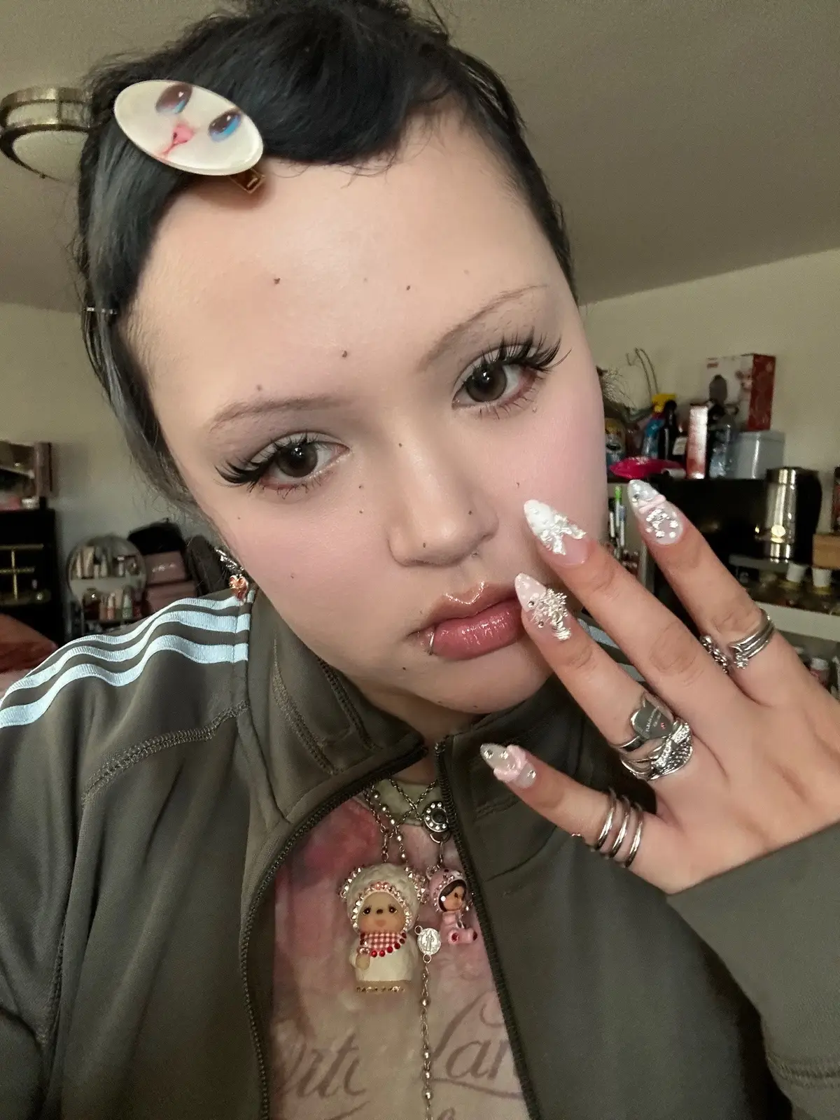 Use code kisshobl_10 for 10% off any purchase from myeotd lenses! I’m wearing Demeter 1day 13.5 ash brown by genhour lens here (: 