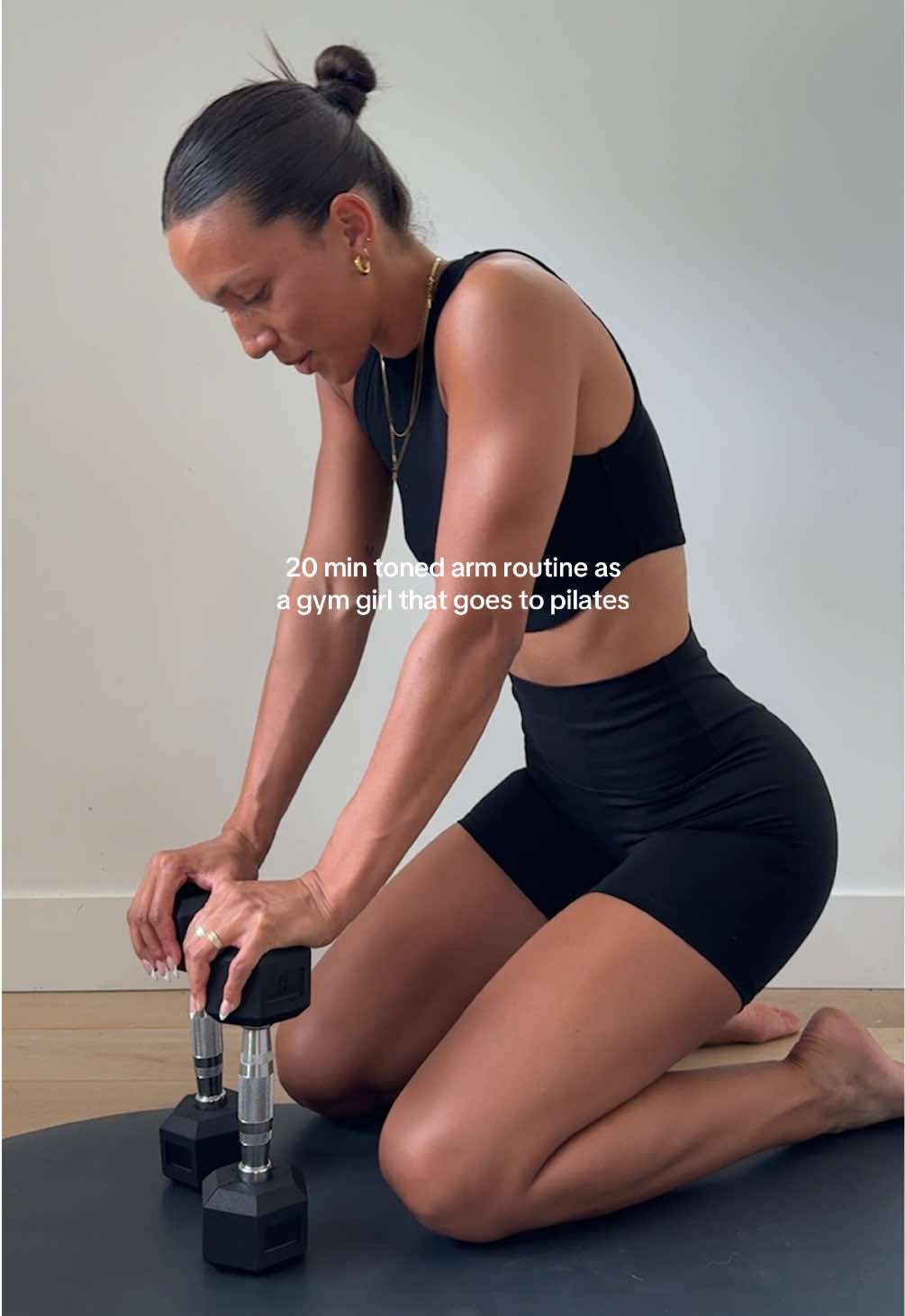 my workout program is linked for you in my bio —all you need is some dumbbells 🖤 #workout #armworkout #workoutplan #fitnessplan #workoutmotivation 