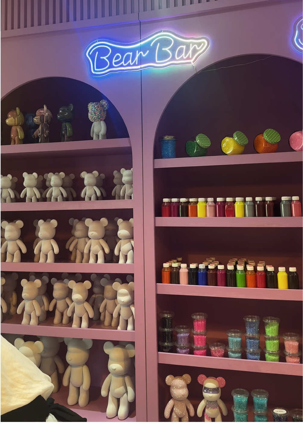 Still obsessing over @Artelier by Anum new store Mashallah!🤩😍🩷 #artelier #artist #capetown #fyp #zeeeny 