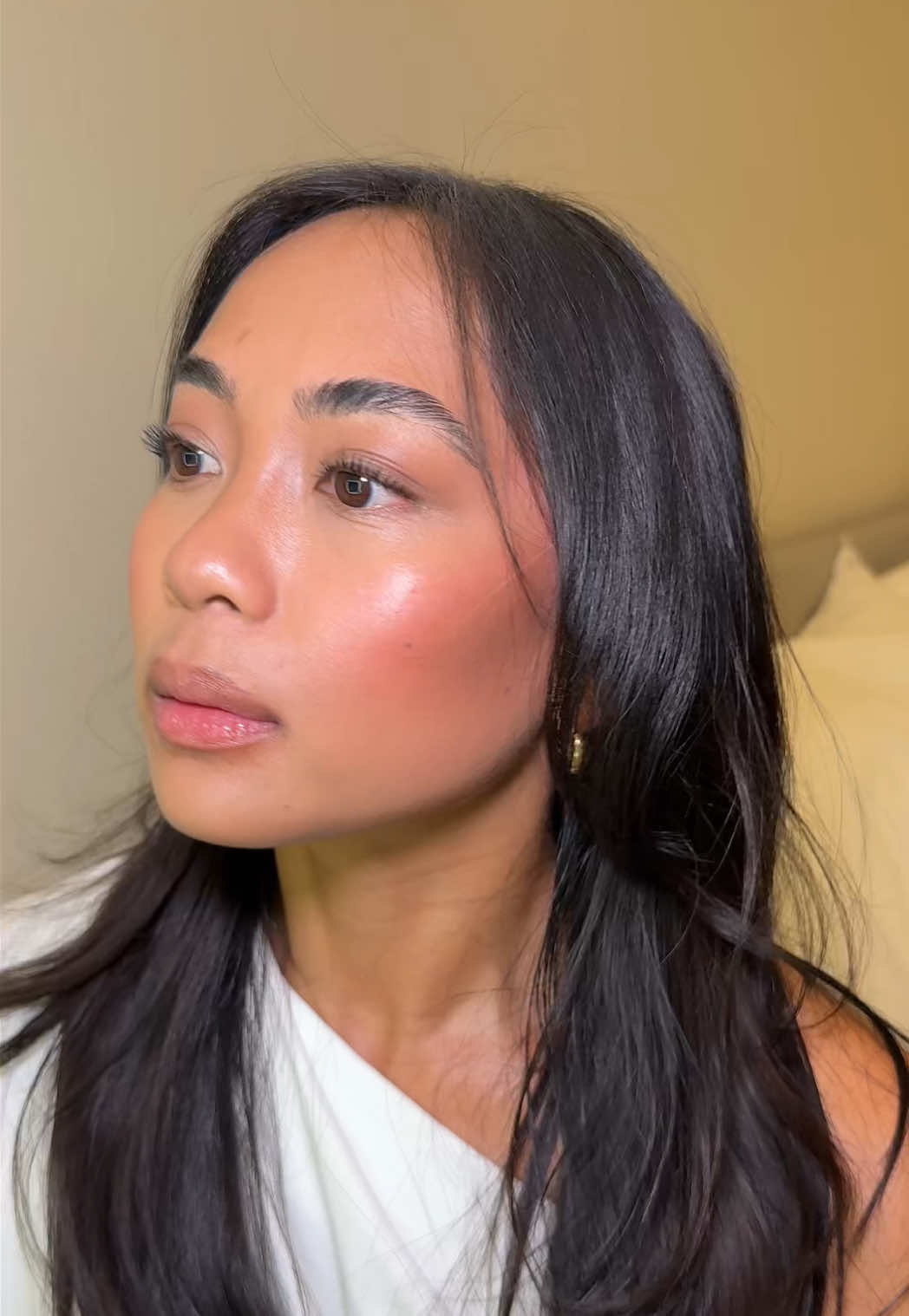 pov: you can’t stop talking about products you love @Victoria Beckham Beauty  This is the only contour stick I pack when I travel because it’s so reliable, compact, and the product actually lasts!  The key to packing makeup is bringing products that can be used multiple ways ✨ #makeup #makeuphacks #contouring #victoriabeckhambeauty 