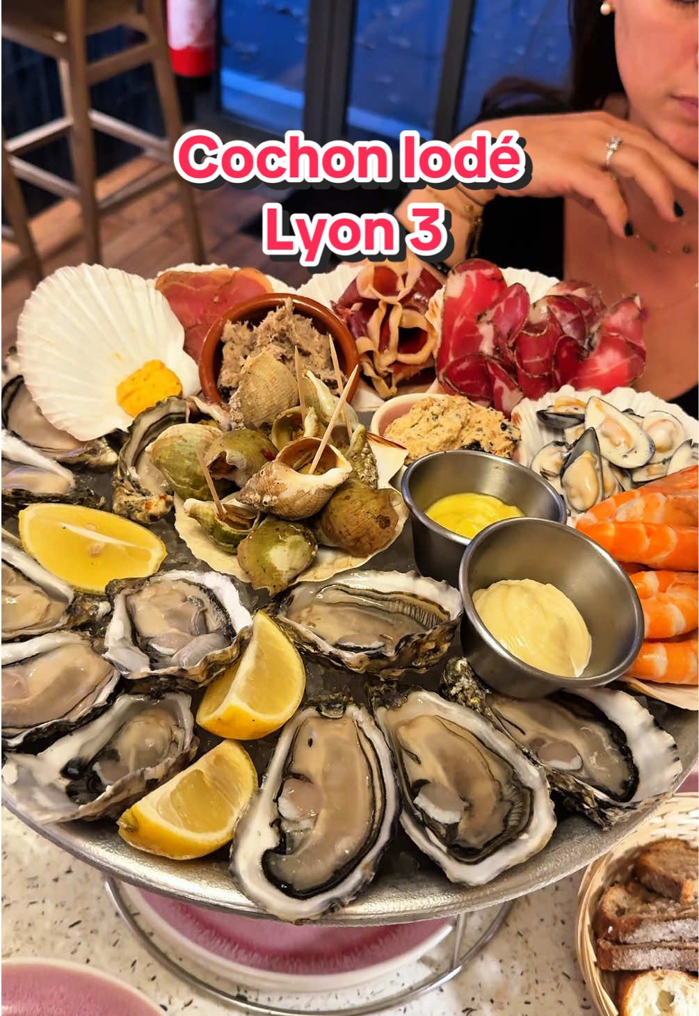 L'adresse parfaite pour manger des fruits de mer et de la charcuterie : @COCHON IODÉ situé à Lyon ! On a pris le plateau petit cochon à 72€ pour 2 personnes et c'était juste parfait.