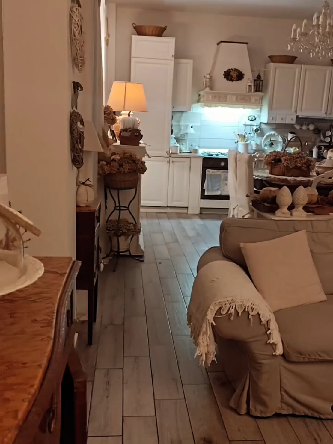 C’è una quiete che solo la casa sa dare, quando rientri stanco, con il giorno ancora addosso. Ti accoglie senza parole, con il calore di una luce accesa, il profumo di buono e di affetto. Ogni parete conosce i tuoi silenzi, ogni angolo sa aspettarti. E in quel respiro lento che finalmente arriva, capisci che la serenità… non è altrove, è qui. Dove sei te stesso, senza difese. Dove tutto comincia e tutto si placa. #casa  #serenita #Home  #paceinteriore  #casamia 