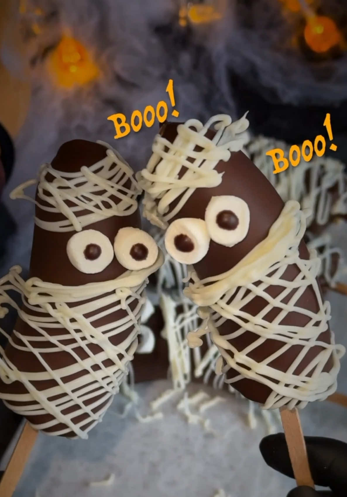 Spooky banana mummies 👻🍫 Easy Halloween treat! 😍 #tiktokfood #EasyRecipe #spookyseason #asmr #asmrsounds  