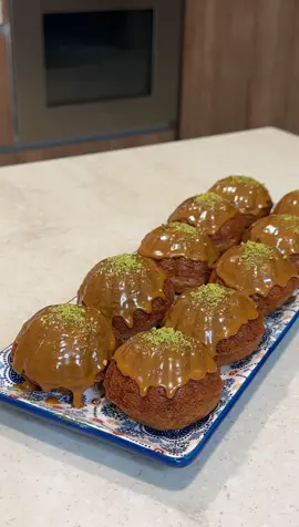 ميني كيك التمر من سناب نهلاء سليمان  المقادير :  كوب تمر خلاص منزوع النوى  كوب ماء مغلي ننقع التمر إلى أن يلين و يبرد في الخلاط نحط  التمر المنقوع  ملعقة صغيرة بيكربونات الصوديوم  بيضتين + ملعقة صغيرة فانيلا  نصف كوب سكر  نصف اصبع زبدة بحرارة المطبخ ٥٠ جم نصف ملعقة صغيرة قرفه  و نخلط ثم نصبه على  كوب دقيق  و ملعقة صغيرة بيكنح بودر  و نخلط بالملعقة ثم يصب في قوالب الكيك  و يخبز في فرن مسبق التشغيل حرارة  ١٧٠  لمدة ١٥ دقيقة تقريبا و يزين بالكراميل الجاهز و رشة فستق و بصحه و هنا 