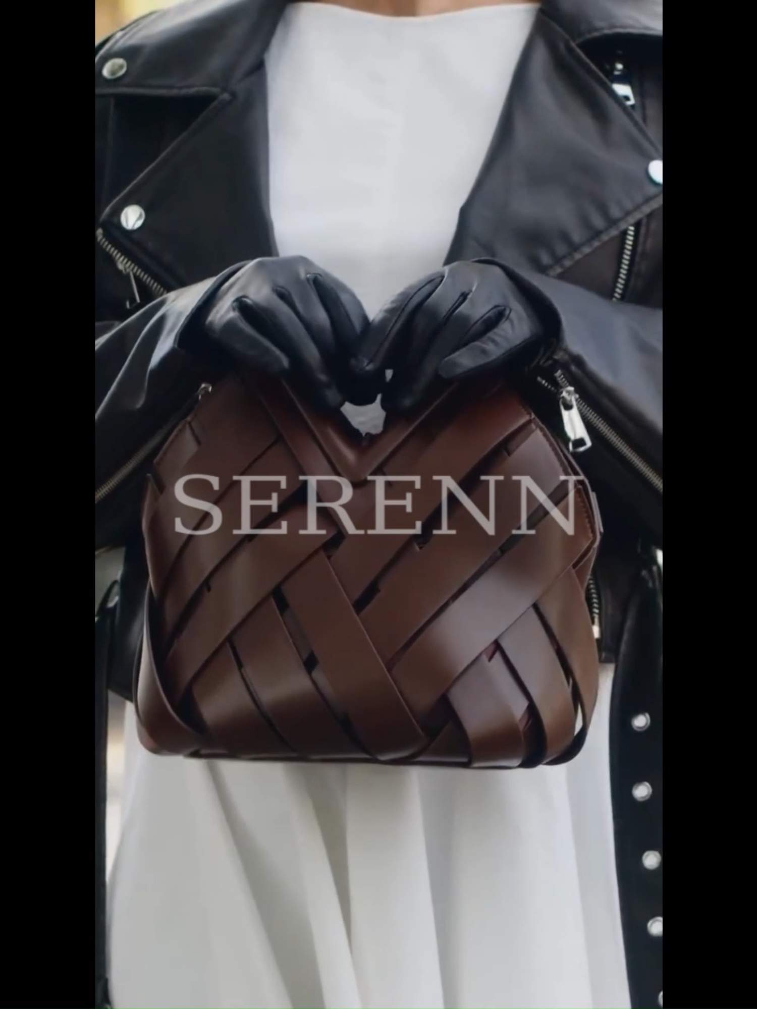 👜 Mais do que bolsas, criamos símbolos de confiança, elegância e presença ❤️ Para a mulher que conhece a sua força e soberania 👑 Descubra Serenn Bolsas Link na Bio #bolsasdeluxo #modafeminina #modafemininaonline #bolsasfemininas #acessoriosfemininos #estilos #ʟᴏᴏᴋᴅᴏᴅɪᴀ #luxo