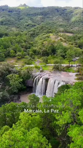 🌿 Cascada La Estanzuela, Marcala, La Paz 🌊 Ubicada entre montañas cubiertas de vegetación, la Cascada La Estanzuela es uno de los tesoros naturales más impresionantes de Marcala, La Paz. Su caída de agua cristalina desciende entre rocas formando una poza fresca y transparente, ideal para disfrutar de la tranquilidad que ofrece la naturaleza. El sonido del agua al caer se mezcla con el canto de las aves y el susurro del viento entre los árboles, creando un ambiente de paz y armonía. Es un lugar perfecto para conectar con la naturaleza, refrescarse en sus aguas y capturar postales inolvidables a través del lente. La Estanzuela no solo es un destino turístico, sino también un símbolo de la belleza natural y el encanto escondido que caracteriza a la región de La Paz. #pueblosmagicos #marcala #cascadas #naturaleza #laestanzuelamarcalalapaz 