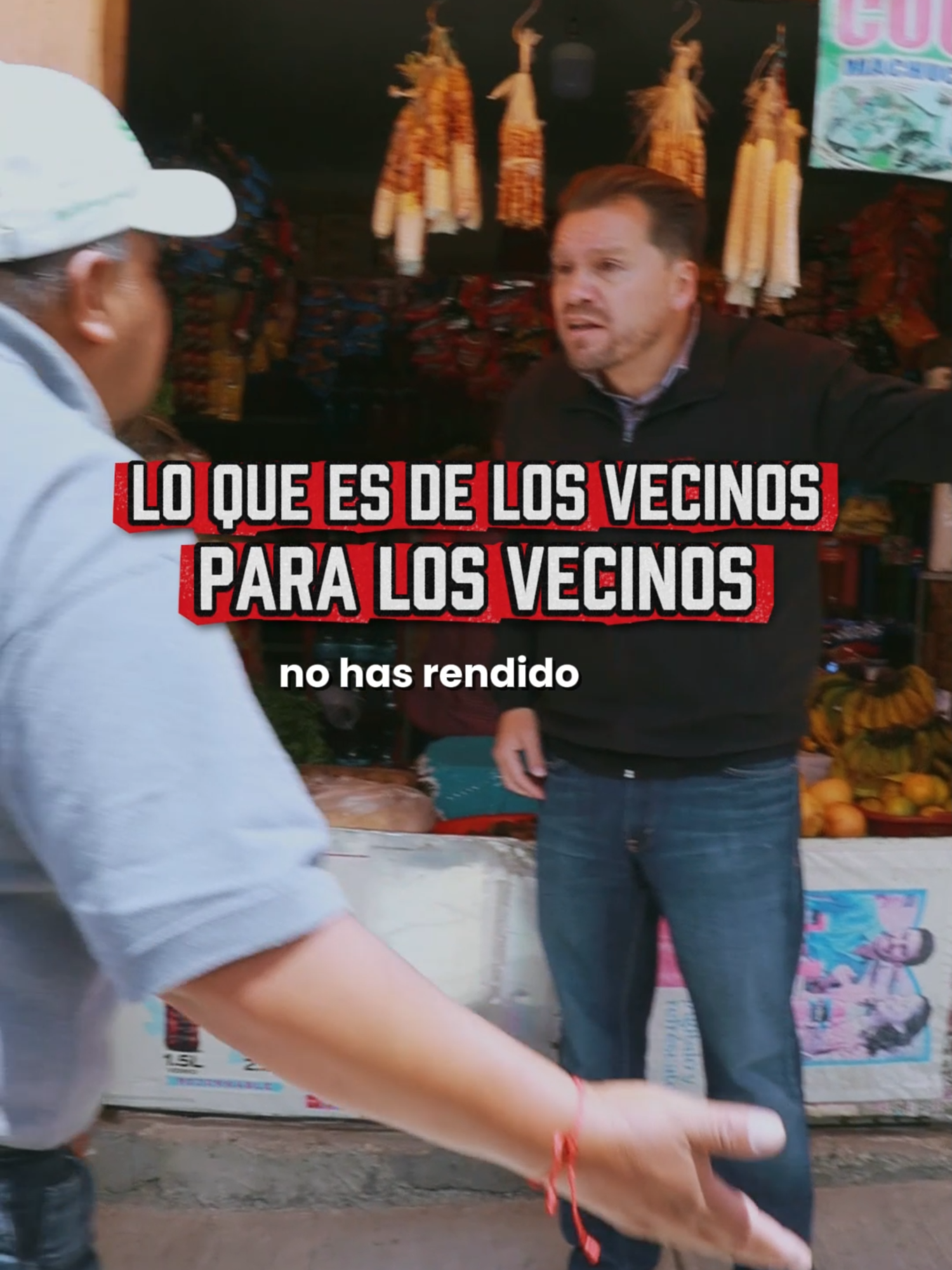 Fuimos a la cancha Wella de la zona Pura Pura, tras la denuncia de varios vecinos que manifestaron su preocupación porque el espacio se mantenía cerrado. Nos reunimos con la junta de vecinos y con la señora encargada de recibir los pagos, y hemos acordado que la cancha permanecerá abierta para todos, cerrándose solo en las noches por precaución. Además, identificamos que existen varias observaciones y denuncias que deben ser atendidas, por lo que realizaremos inspecciones en la zona. Vamos a trabajar de manera conjunta, mano a mano con los vecinos, porque la cancha es de todos y nadie debe apropiarse de lo que pertenece a la comunidad. Seguiremos impulsando todos los proyectos que esta zona necesita, porque cuando hay unión y compromiso, el barrio crece y gana toda la comunidad. 💪🤝 #LoQueEsDeLosVecinosParaLosVecinos #PapuSogliano #OscarSogliano #BoliviaViral #LaPazMegaViral #JuntosAvanzamos