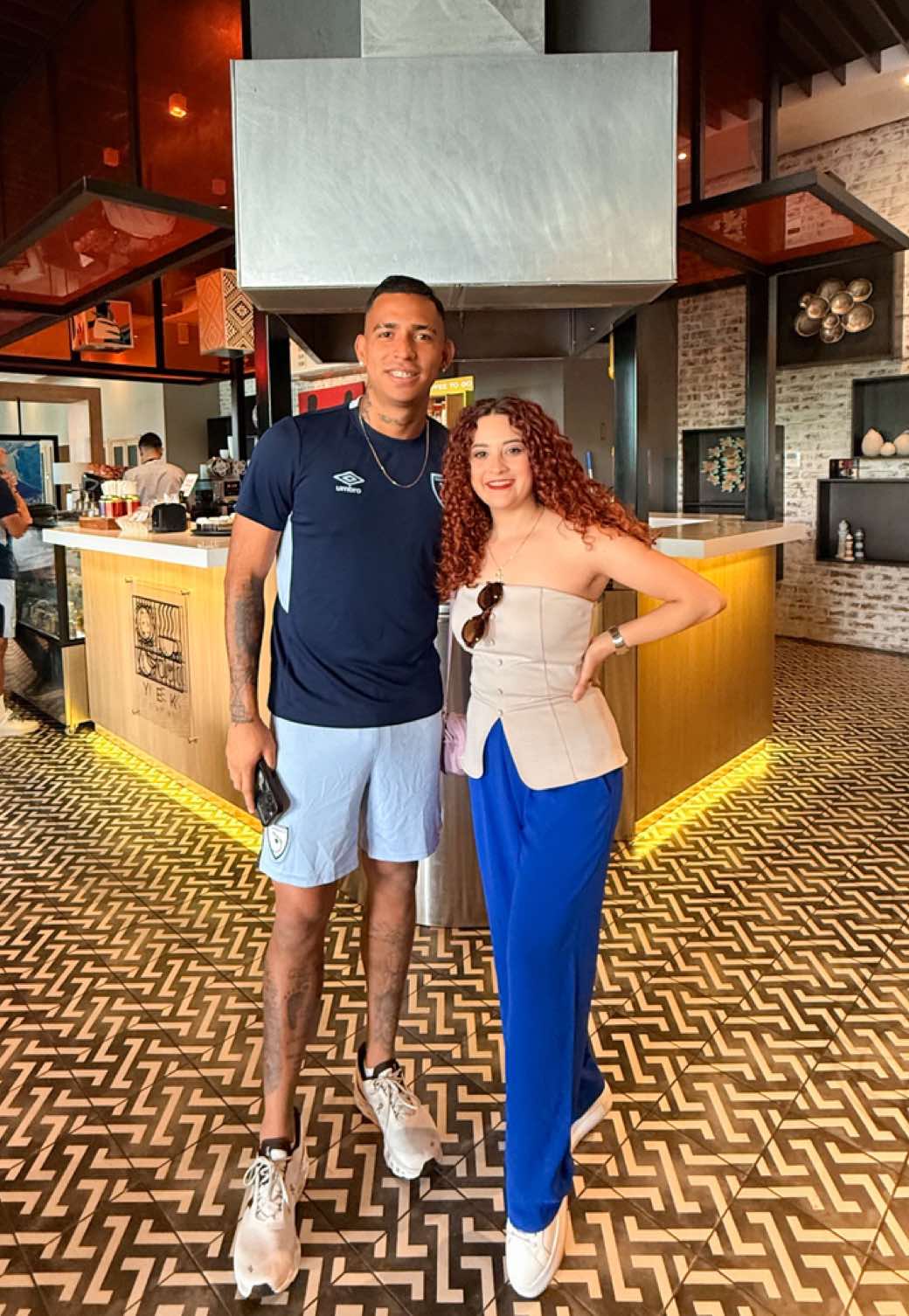 Navarro sale a abrazar a su bebé y saluda a la afición presente afuera del hotel de concentración 💙🇬🇹#soycolocha #guatemala #fútbol #ElSalvadorVrsGuatemala 