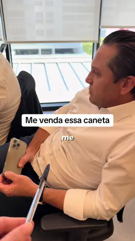 A diferença entre um ganho rápido e a construção de um patrimônio sólido reside em ofertar produtos e serviços que atendam a uma necessidade real do cliente. Vender o que as pessoas realmente precisam é o alicerce de qualquer negócio bem-sucedido e sustentável. Quando um produto ou serviço resolve um problema significativo, facilita uma tarefa ou preenche uma lacuna na vida do consumidor, ele deixa de ser uma despesa e se torna um investimento para o cliente. Essa percepção é crucial. Ao se concentrar em valor e na solução de necessidades, o vendedor: - Cria Clientes Fiéis: Clientes satisfeitos que tiveram seus problemas resolvidos voltam a comprar e se tornam promotores naturais da marca. - Aumenta o Valor Percebido: É possível cobrar preços mais justos (e mais altos) por soluções que são indispensáveis, em vez de competir apenas pelo preço em um mercado de itens descartáveis. Constrói uma Reputação Sólida: Um histórico de vendas baseadas em valor e utilidade real estabelece credibilidade e confiança, elementos essenciais para o crescimento exponencial e a riqueza a longo prazo. Em resumo, a riqueza verdadeira não é fruto de “empurrar” algo inútil, mas sim de se posicionar como um parceiro que oferece soluções essenciais. A meta é mover o foco da simples venda para a entrega de valor insubstituível.