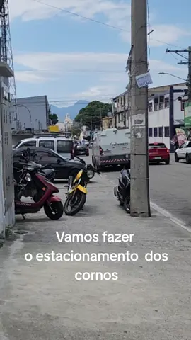 A calçada fica sempre assim. Cadeirante, carrinho de Bebê  tem que passar na rua. Então, vamos fundar o Estacionamento  dos CORNOS. . . .#cosmosrj #cosmosrj #bairrosecosmosrj 
