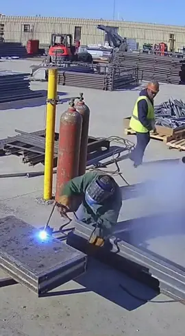🏗️ ACETYLENE TANK FALLS AND VALVE BREAKS **#WeldingSafety #CompressedGas #NearMiss #ConstructionSafety #AcetyleneTank       