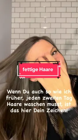 🧴 Tag vier nach dem Haare waschen und sie sehen immer noch sooo gut aus?  Vor ein paar Monaten wäre das für mich undenkbar gewesen!  Meine Kopfhaut war ständig fettig, ich hatte platte Längen und von meinen Geheimratsecken sprech ich am besten erst gar nicht.  Ich habe im März beschlossen meine Routine komplett zu verändern und meiner Kopfhaut die Aufmerksamkeit zu schenken, die sie auch wirklich verdient hat.  Das Ergebnis?  🪄 Meine Kopfhaut produziert endlich weniger Fett  🌼 Mein Ansatz ist länger frisch  🌟 Meine Haare fühlen sich gesünder an und das sieht man auch!    Auf meinem Account zeige ich Dir Tipps und Tricks, damit auch Du endlich deine Waschzyklen verlängern kannst und deine Haare schon bald so strahlen, wie meine es endlich auch tun!  Wenn Du auch genug von fettigen Haaren hast, folg mir gern! #endlichgepflegtehaare #fettigehaare #volumen #kopfhautpflege