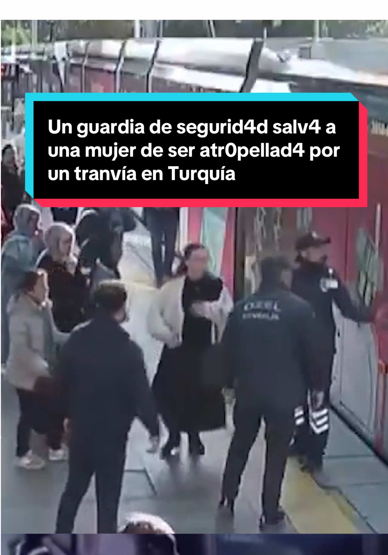 🚆 Un guardia de segurid4d salv4 a una mujer de ser atr0pellad4 por un tranvía en la ciudad de Kayseri (Turquía). 🚶‍♀️ La joven estaba despistada cuando iba a cruzar la calle y no se percató de que un tranvía se aproximaba hacia ella. Un guardia pudo intervenir para evitar la tragedi4 gracias a sus reflejos 