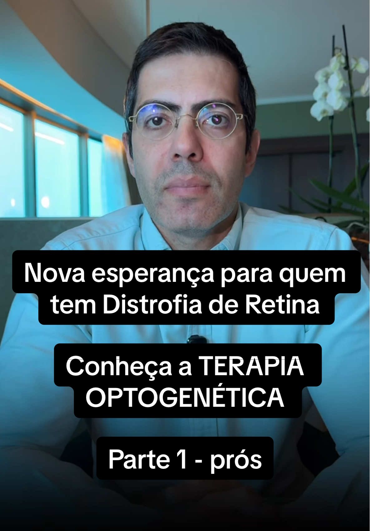 NOVIDADE Você já ouviu falar em optogenética?  Uma técnica revolucionária que pode devolver a percepção de luz a quem tem distrofias hereditárias da retina, como a retinose pigmentar e doença de Stargardt. A optogenética é forma de terapia gênica que “ensina” as células da retina que originalmente não tinham capacidade para capturar a luz, mas que após a terapia adquirem esta nova função, “bypassando” os fotorreceptores degenerados. É uma esperança real para muitos pacientes que já não enxergam quase nada! Se você ou alguém que conhece tem uma distrofia de retina, compartilhe este vídeo. Siga e nos acompanhe por aqui, postarei a parte 2, que fala dos CONTRAS. #Optogenética #TerapiaGenica #RetinosePigmentar #DistrofiaDeRetina 