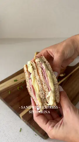 Pan express sin harina 🚀 La merienda de hoy tiene que ser si o si este sandwich bomba que es súper fácil 🤤 Ingredientes  2 claras batidas a punto nieve  2 yemas  Una cucharada de queso crema  2 cucharadas de harina de almendras Una cucharadita de polvo de hornear  Sal a gusto  El relleno puede ser el que quieras! Obvio que para mí el clásico de jamón y queso es el que va 😏