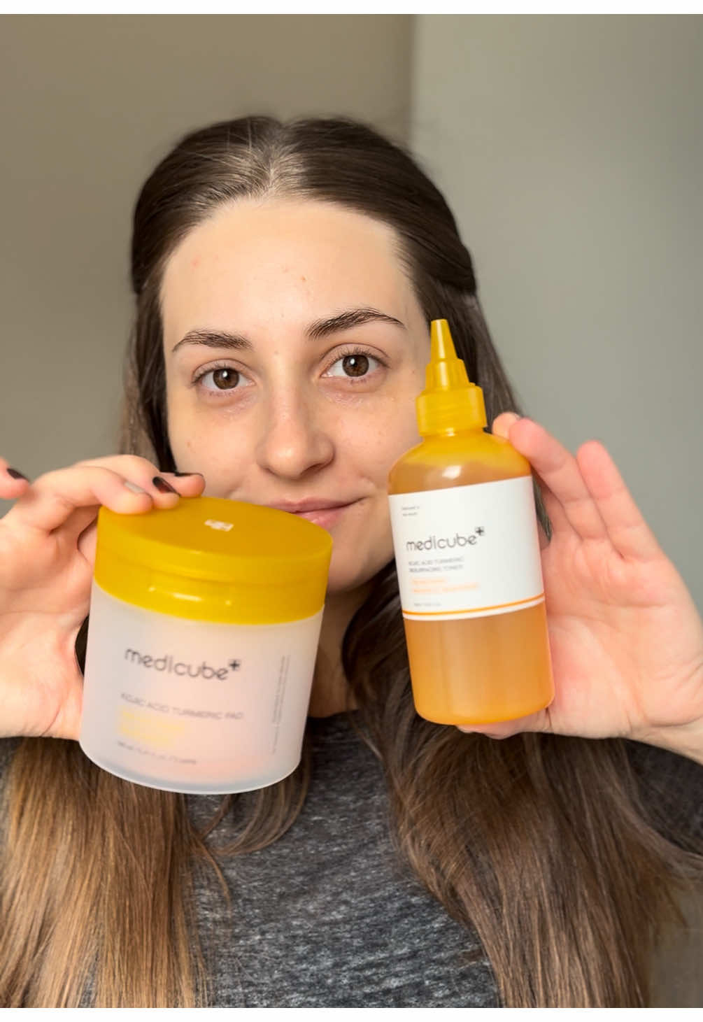 ✨ “Do you know what happens to your skin when you use Kojic Acid & Turmeric?” ✨ I’ve been trying this brightening duo from @medicube global — and my skin’s never looked this glowy 🧡 💛 Kojic Acid Turmeric Toner helps fade dark spots & even out texture. 💛 Toner Pads are perfect for knees, elbows, and any rough areas — smooth, bright, and soft! No irritation, no stickiness — just that “golden skin” glow 🌟 #medicube #kojicacid #turmeric #bodycare #hyperpigmentation