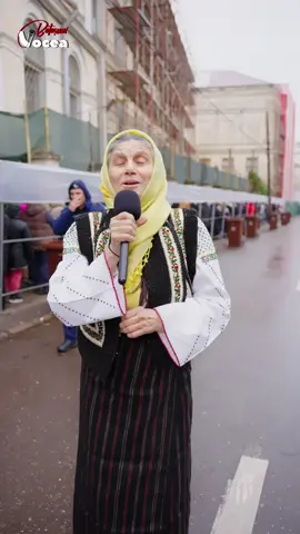 Câtă dragoste și credință încap într-un om? Ce oameni frumoși, plini de iubire de Dumnezeu și cu credința că Sfânta Cuvioasă Parascheva ne ocrotește mereu! Am întâlnit o voce care ne amintește câtă putere are rugăciunea prin cântec. Să ne bucurăm împreună de acest dar! #voceabotosani #botosani 