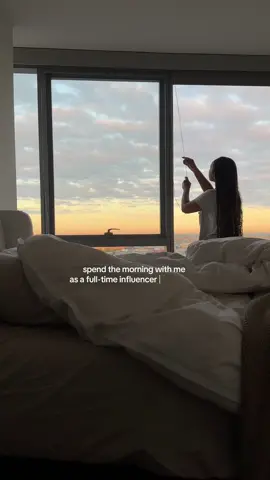 morning routine of a full-time influencer in Chicago 🌞 #morningroutine #chicagovlog #lifestylevlog #spendthemorningwithme #morninginmylife day in the life, morning vlogs, Chicago influencers, chicago