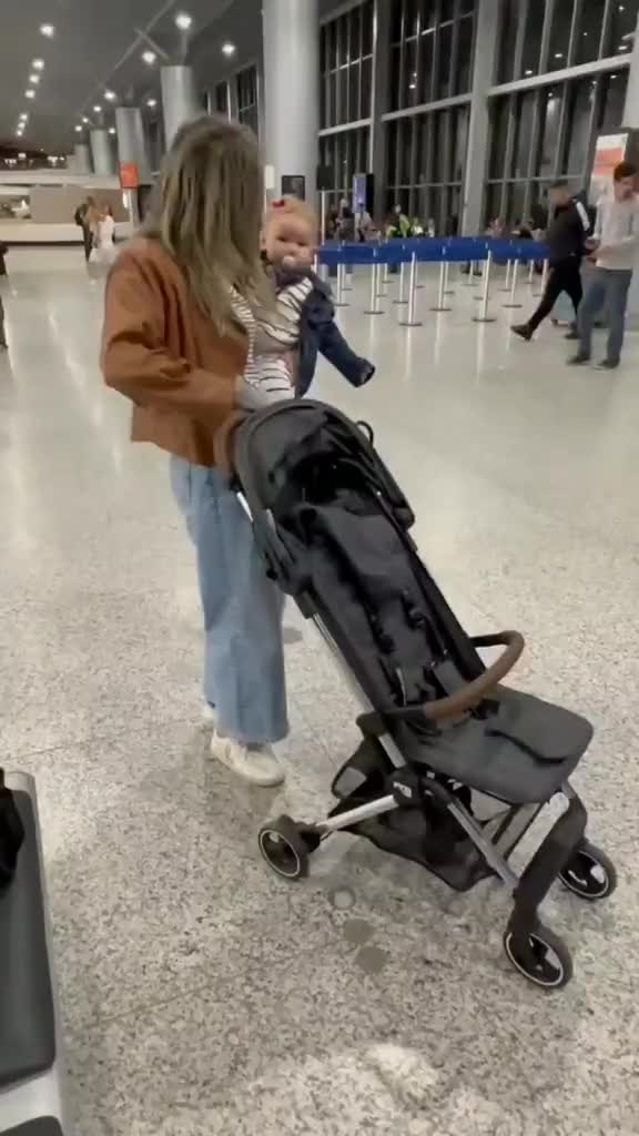 Da viagem de fim de semana ao passeio na cidade — os Pings são parceiros ideais pra cada destino. ✈️👶 Compactos, leves e prontos pra qualquer aventura! #ABCDesign #Ping #PingTrekking #PingLight #CarrinhoDeBebê #MaternidadeReal #PaisEmMovimento #ViagemComBebê #DicaDeMãe #byGermany #BabyGear #fy #foryou #compacto #carrinhobagageiro #bagageirodeavião #avião #bagageiro