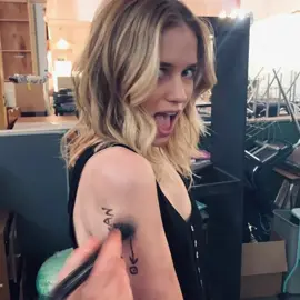 one more bc i haven’t seen one with her yet #elizabethlail #elizabethlailedit #netflixyou #guineverebeck #guineverebeckedit 