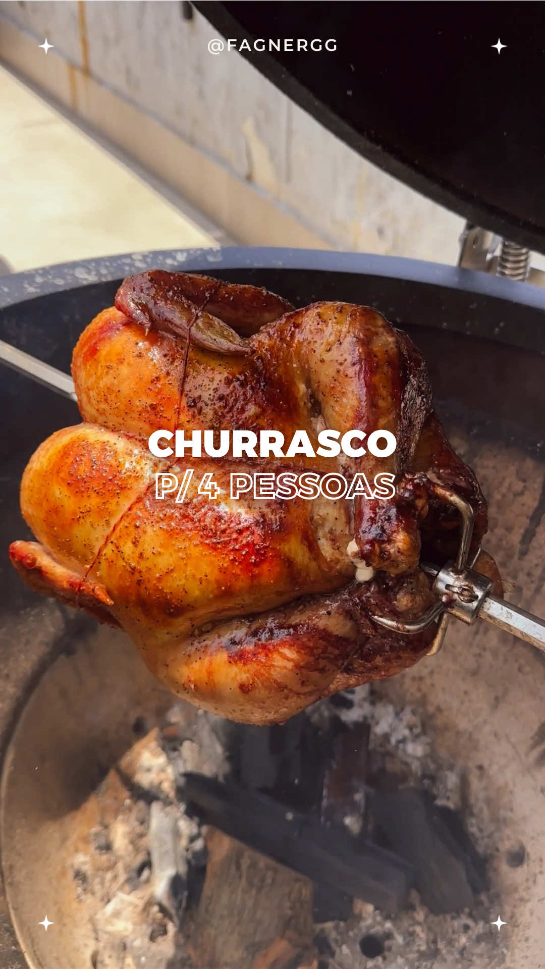 CHURRASCO p/ 4 PESSOAS! Sabe aquele frango assado de padaria que nem cachorro aguenta? 🤤  Esse é o melhor jeito de assar um frango no churrasco!  Lhe agrada? 🔸 SALMOURA: - 1,5 litros de água; - 10% em sal (150g) - 2 colheres de sopa de mix de pimentas; - 3 folhas de louro; - 2 colheres de sopa de semente de mostarda; - alecrim e cheiro verde; #churrasco #frango #churras #kamado #frangoassado 