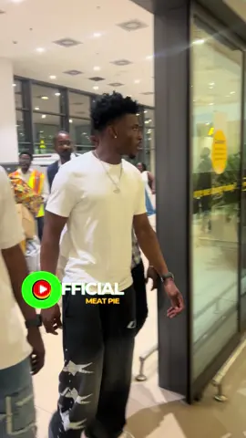 Star boy Mohammed Kudus spotted at the airport ✈️🔥 Off to continue his greatness at club level — focus, passion, and purpose! 💪🇬🇭 #MohammedKudus #BlackStars #ClubDuty #GreatnessContinues