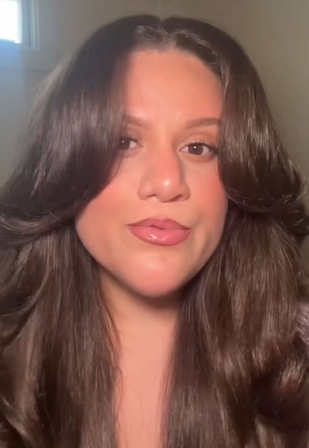 Products listed down below 👇🏻  @Maybelline New Yorkgrippy serm) @Olehenriksenbanana bright eye creme) @Kylie Cosmeticsskin tint blurring elxir)  @hudabeautyshopbrightening eye color corrector) Pink Pomelo  @Rare Beautycream bronzer stick) Happy Sol @E@Estée Lauderouble wear concealer  @NARS Cosmeticsafterglow liquid blush)  @Too Facedchocolate soleil bronzer) medium deep @Benefit Cosmeticspreciously brow pencil)3.5  @Makeup Revolutionpout bomb pumping gloss) Candy #bridalmakeup #ctmua #grwm #capcut #bridalmakeupartist