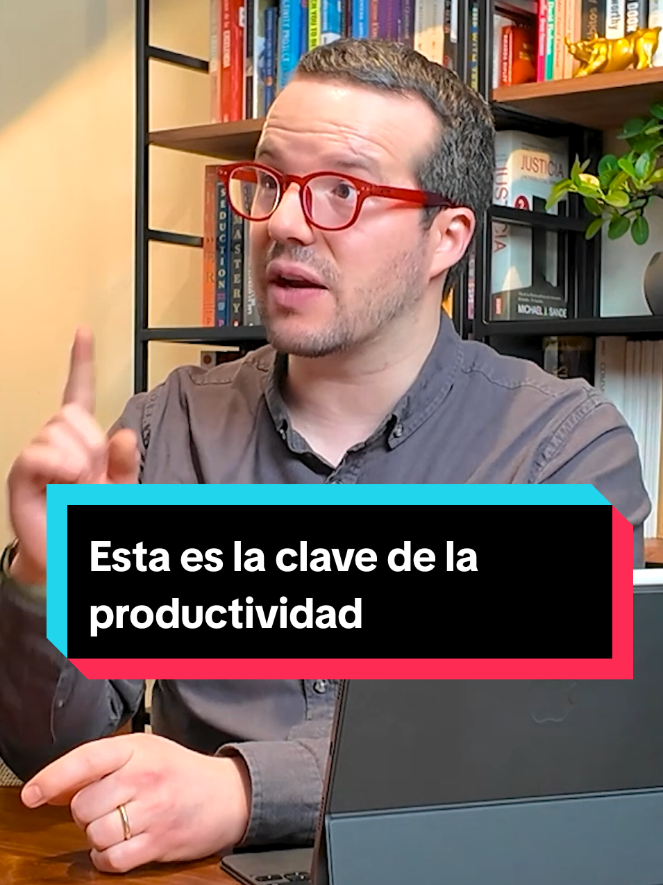 Nos educaron para creer que siempre hay una sola forma correcta de hacer las cosas. Pero cuando sales al mundo real… descubres que eso no es cierto. En la vida y en el trabajo, hay mil caminos posibles para llegar al mismo resultado. El problema es que el sistema nos entrena para repetir fórmulas, no para crear nuevas. Sí, la experiencia sirve para encontrar el camino más rápido o más eficiente… pero si te cierras a probar, nunca vas a descubrir una forma mejor de hacerlo. La productividad real no está en seguir pasos, sino en permitirte explorar. 📚 Feel Good Productivity – Ali Abdaal Encuentra el capítulo completo de @elementalpodcast en YouTube y Spotify.