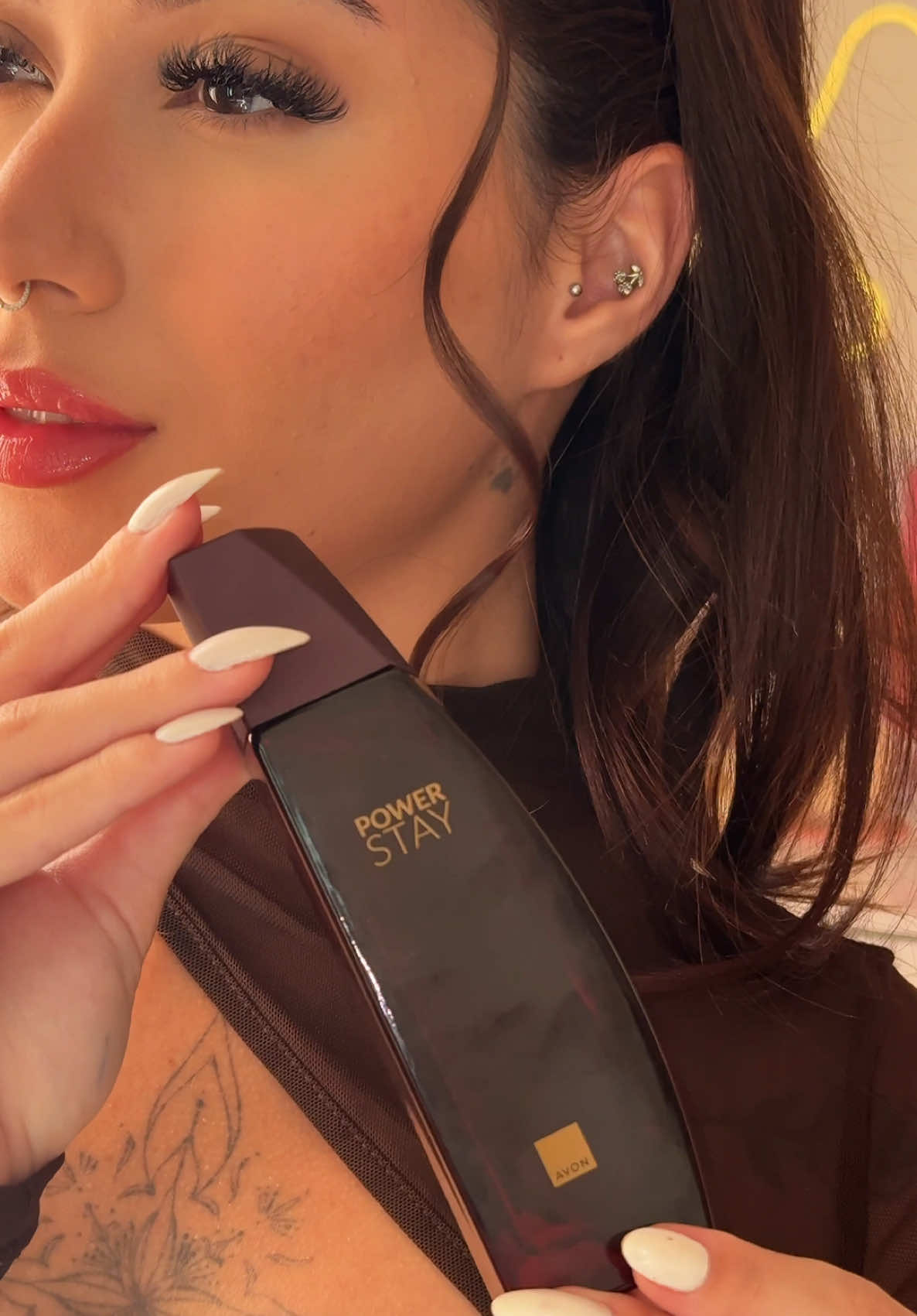 Garotas cheirosas não guardam segredos!! ❤️ - Deo Parfum Power Stay, novo lançamento de @Avon Brasil. Uma fragrância de alta duração com perfomance de 22h na pele. Esbanja feminilidade, presença e poder! Vale a pena conhecer, corre pro site da Avon.  *publi #vemai #cuidadoscomapele #parfum 