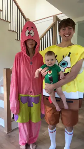 The cutest plankton I’ve ever seen in my life 🤩 #spongebob #halloweencostume #family #couple #thequistfamily 