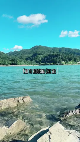 Non servono tante persone, ma quella giusta accanto a te ❤️Chi è il tuo “qualcuno”? #relazioni #amore 