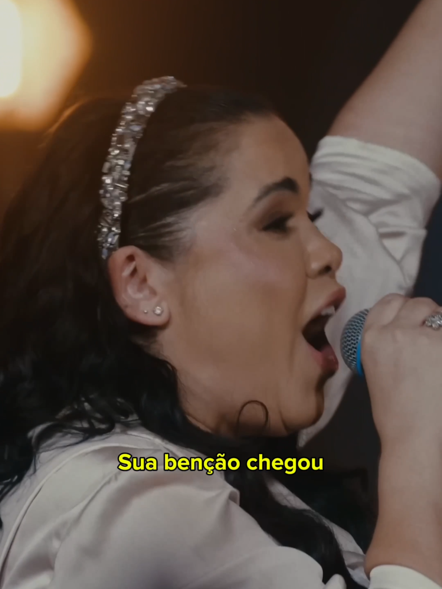 Deus vai na frente abrindo o caminho Quebrando as correntes, tirando os espinhos Ordena aos anjos pra contigo lutar Ele abre as portas pra ninguém mais fechar Ele trabalha pra o que Nele confia Caminha contigo de noite ou de dia Erga suas mãos, sua bênção chegou Comece a cantar com muito louvor... 🙌🏻🔥❤️‍🔥 #ComMuitoLouvor #NadaPodeCalarUmAdorador  #eyshila #cassiane #fyp #explorer #gospel