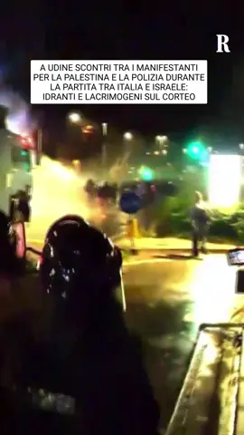 Scontri a Udine fra i poliziotti e un drappello di manifestanti contro lo svolgimento della partita Italia-Israele. Le forze dell'ordine hanno cercato di disperdere il corteo con i camion, gli idranti e sparando lacrimogeni. In strada hanno risposto con lancio di oggetti e creando barricate #udine #gaza #palestineri