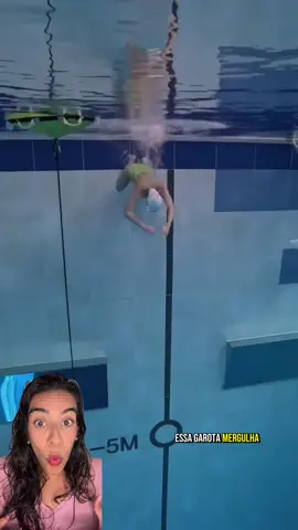 Ela MERGULHA bem fundo e é isso QUE acontece.