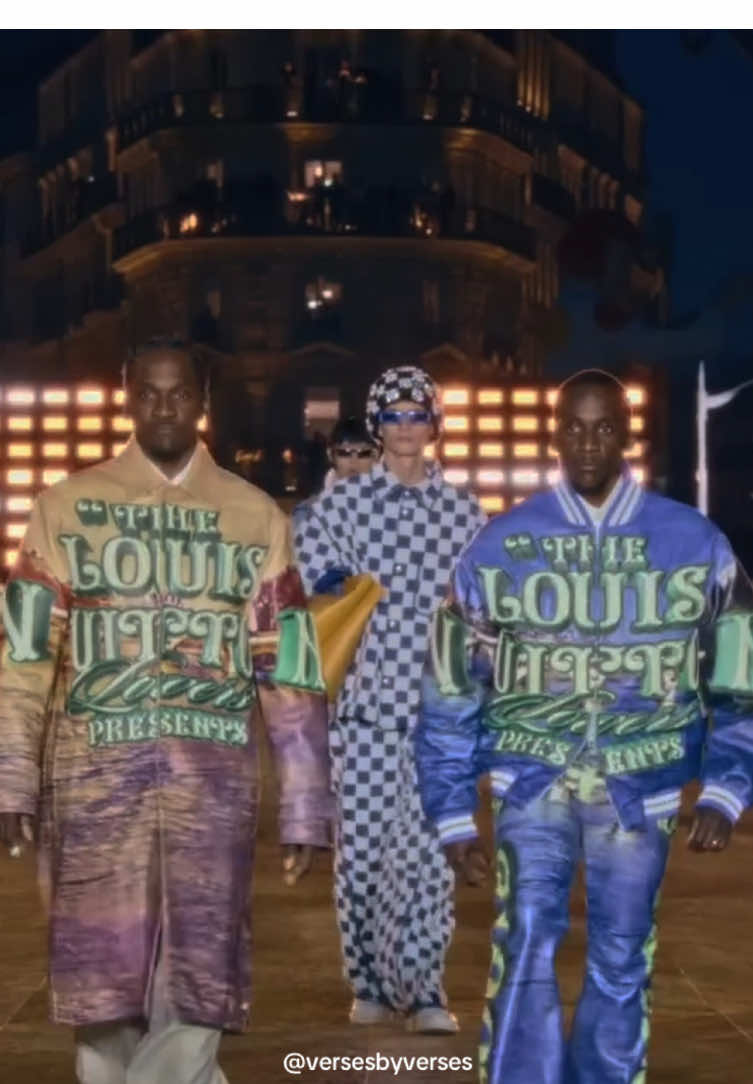 A primeira vez ouvindo esse som, no primeiro desfile do Pharrell como diretor da LV, foi simplesmente sensacional. Perdi a conta de quantas vezes dei play nesse vídeo antes da música sair oficialmente. Louis Vuitton Men’s Spring/Summer 2024 #clipse #tradução #pharrellwilliams #louisvuitton #chainsandwhips 