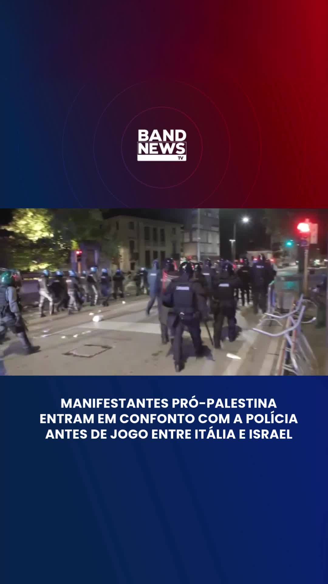 Manifestantes pró-Palestina foram às ruas da cidade de Udine, no norte da Itália, antes da partida eliminatória entre Israel e Itália pela Copa do Mundo da Fifa, nesta terça-feira (14). O protesto ocorreu em meio a um forte esquema de segurança montado para evitar a infiltração de grupos violentos. Durante o jogo, alguns manifestantes lançaram fogos de artifício contra policiais e conseguiram furar bloqueios montados ao redor do estádio. As autoridades locais estimam que cerca de 10 mil pessoas participaram dos atos. O Comitê para a Palestina-Udine, responsável pela organização da marcha, pediu à Fifa que excluísse Israel de todas as competições internacionais. Segundo o grupo, a seleção israelense apoiaria “políticas de ocupação” nos territórios palestinos. #BandNewsTV #Futebol #Israel #Palestina #Itália