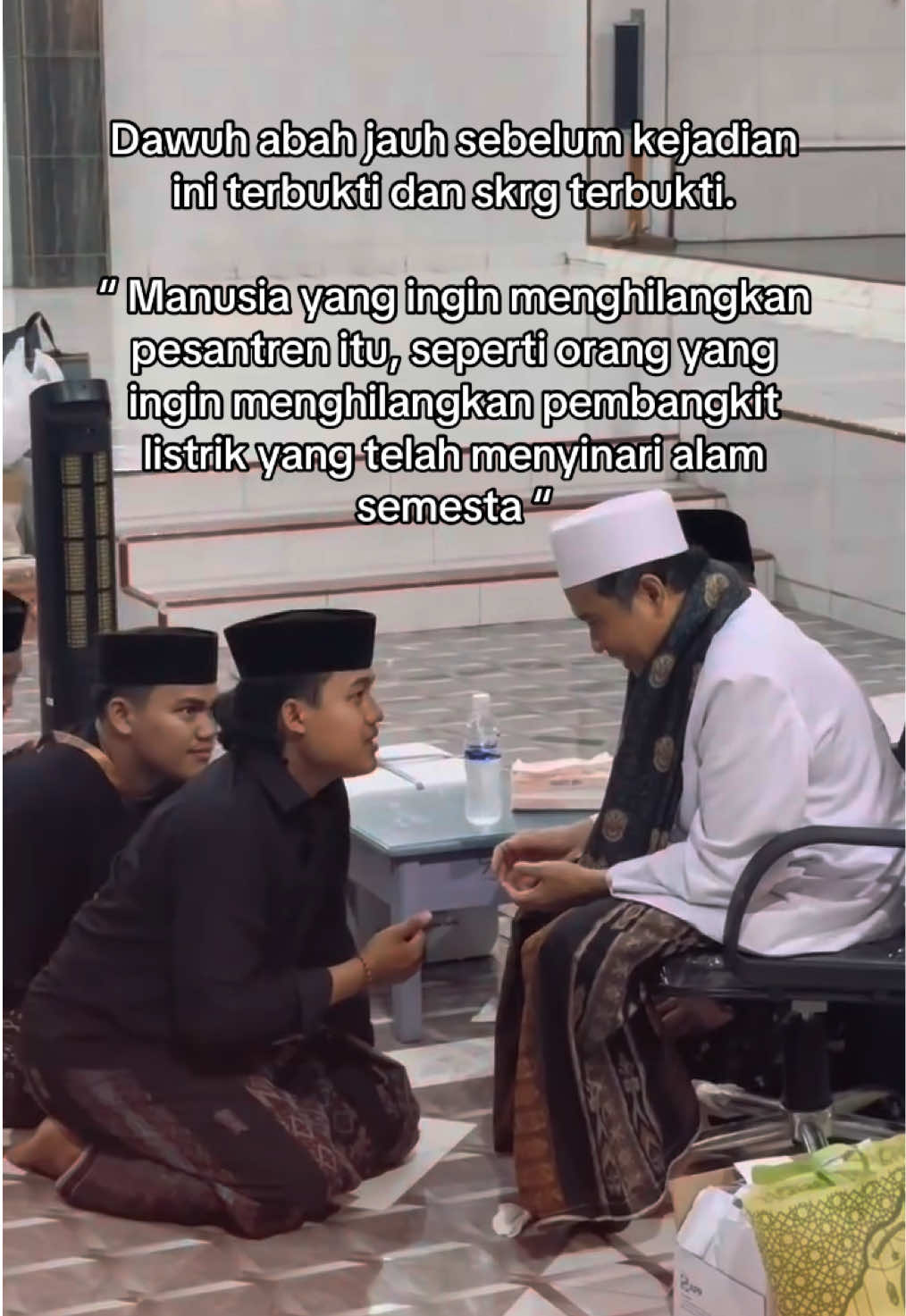 Ternyata engkau benar murobbi, Susah menceritakan indahnya pelangi🌈 kepada org buat. Kh. Taufiqul Hakim #santri #boikottrans7 #kyai #amtsilati #santrinusantara 