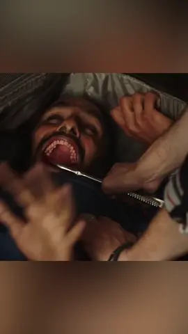 Un hombre atrapado en una maleta 🛄🤔