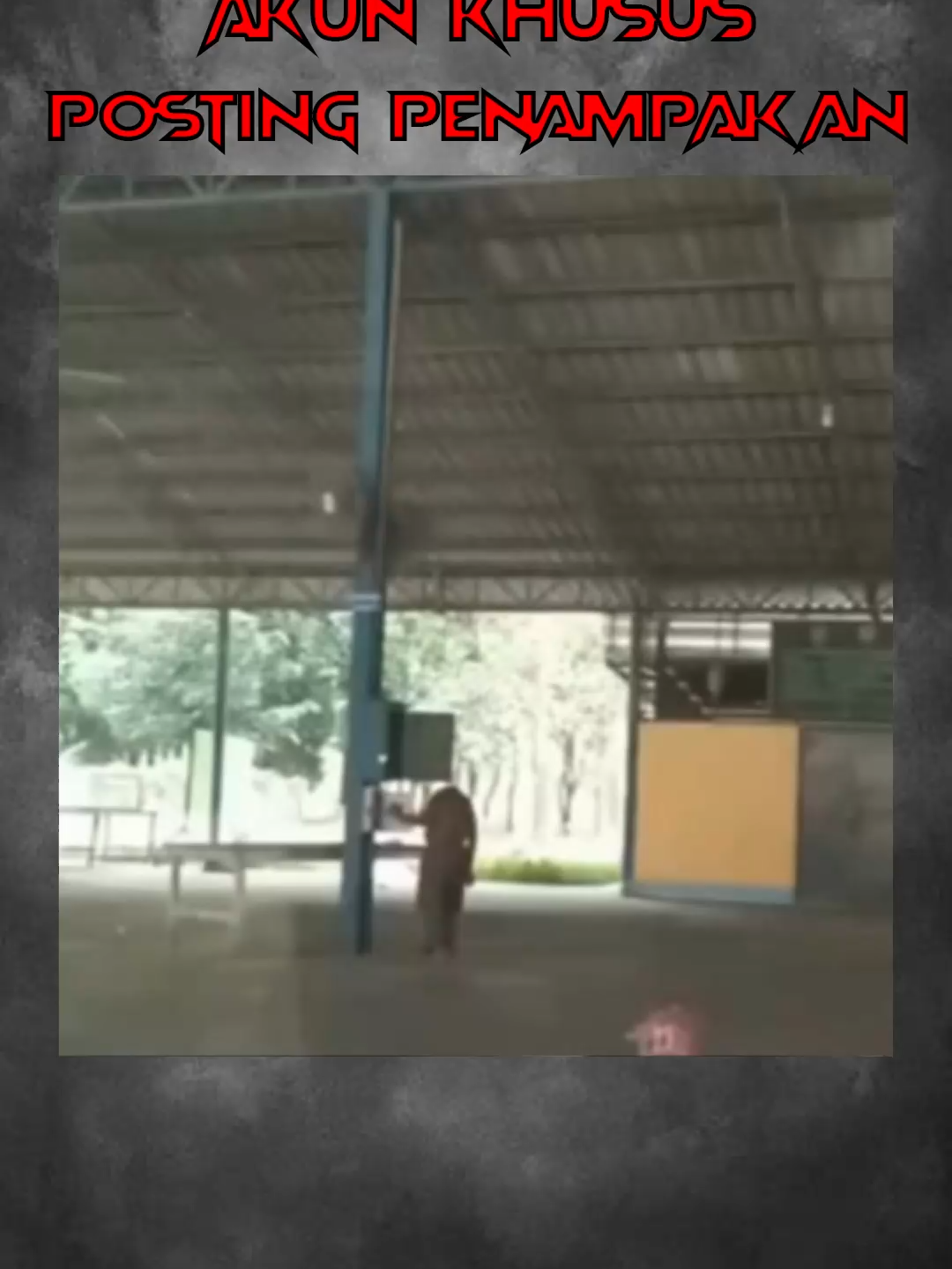 Terlihat jelas sosok tanpa kepala berjalan disiang hari 😱 menurut kalian ini manusia atau hantu guyss serem bangett!! #viralvideo #horror #angker #serem #penampakan #fypage #fypシ゚ #viraltiktok #kontenhoror #fyppppppppppppppppppppppp