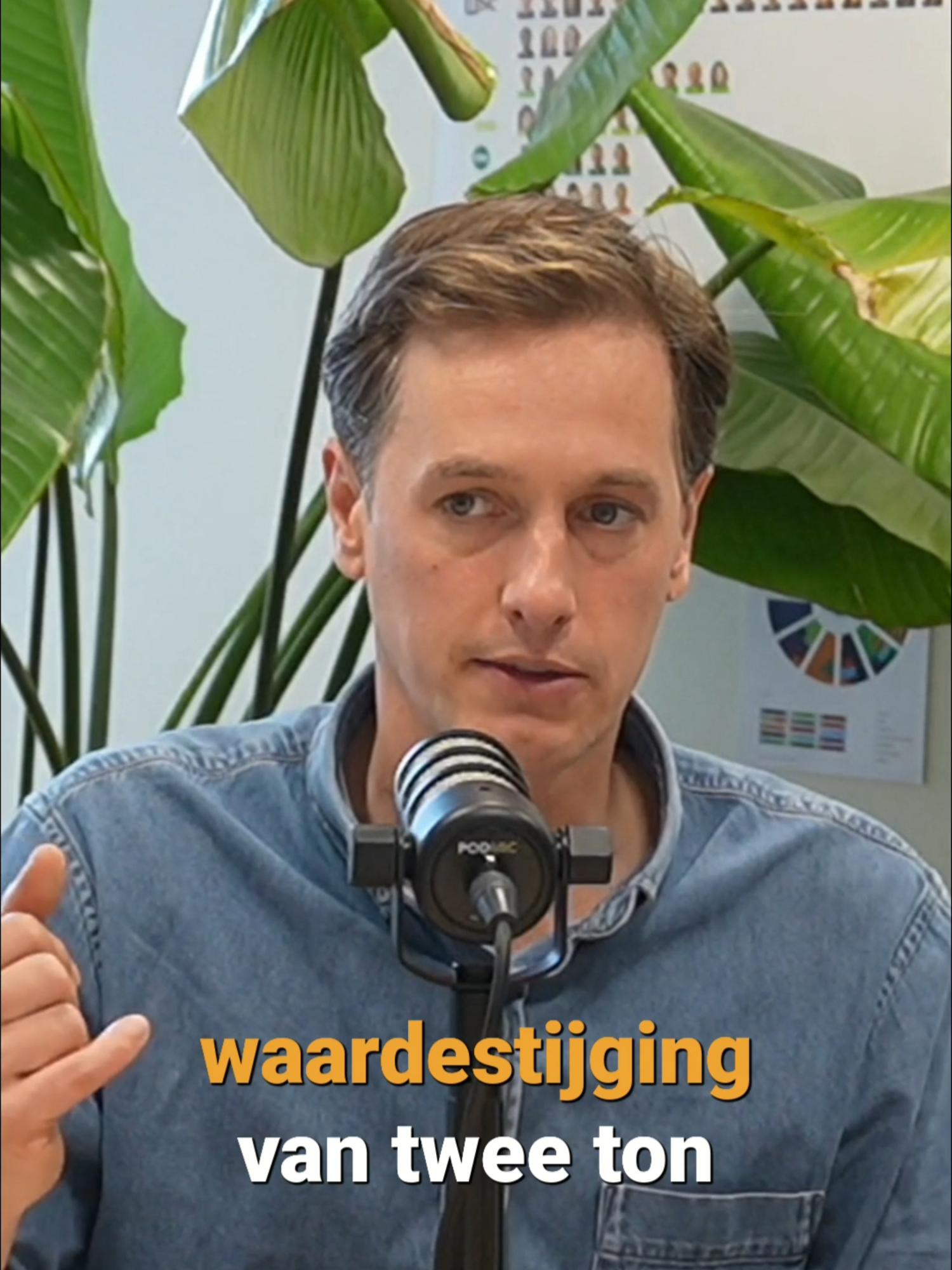 Je woning stijgt in waarde.. soms met tonnen. 📈 Maar over die winst betaal je geen belasting. Volgens Laurens Dassen (Volt) is dat niet eerlijk tegenover mensen zonder eigen huis. Daarom wil @volt.nederland bekijken of een deel van die waardestijging belast kan worden. Een lastig, maar belangrijk gesprek over rechtvaardigheid en eigendom. ⚖️ #woningmarkt #belasting #volt #huiskopen #bankzaken #economie #politiek #debat #geld