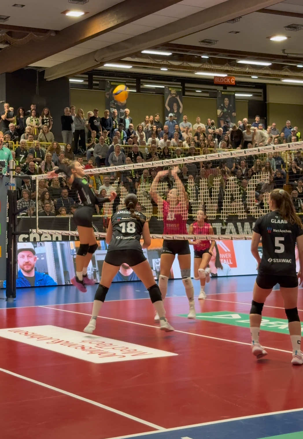 the fact that this isn’t sped up is crazy #volleyball #volleyballplayer #ladiesinblackaachen #outsidehitter #volleyballworld 