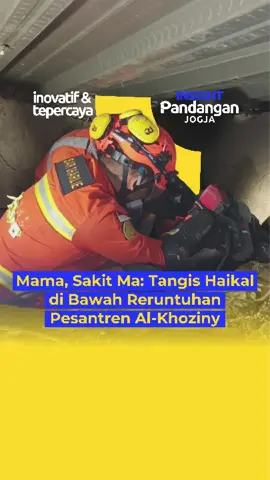 Tiga hari setelah musala Pondok Pesantren Al-Khoziny di Sidoarjo ambruk, tim SAR gabungan, termasuk tim dari Basarnas Yogyakarta masih berupaya mengevakuasi para santri yang tertimbun di bawah reruntuhan. Salah satunya adalah seorang santri bernama Haikal yang masih berumur 13 tahun. Anggota tim penyelamat, Ahmad Kuswanto, mengatakan Haikal terjepit di antara bondek cor dan tumpukan beton. Haikal berada sekitar dua meter dari posisi tim penyelamat. Tapi di antara mereka hanya ada celah sempit beberapa sentimeter. Saat celah itu hampir cukup untuk menjangkau Haikal, getaran dari gempa di Bali terasa hingga Sidoarjo dan membuat puing bangunan bergeser. “Itu mengakibatkan beberapa pergerakan di struktur bangunan yang ada itu. Jadi celahnya semakin menurun atau mempersempit,” kata Ahmad. Ahmad masih mengingat jelas suara Haikal saat meminta tolong. “Yang jelas itu terakhir kalinya itu dia sambil menangis itu menyebut ‘Mama, mama sakit mah, cepat sini mah, jemput Haikal mah.’ Nah, itu suara yang terakhir itu.” Setelah tiga hari, Haikal akhirnya berhasil dievakuasi, meski harus kehilangan kaki kirinya. Evakuasi Haikal juga membuka akses baru yang memungkinkan tim SAR menjangkau korban lain di bawah reruntuhan. Aset: Video: Pandangan Jogja, Istimewa  Artikel: Pandangan Jogja #ponpesalkhoziny #alkhozinysidoarjo #basarnas #insight #insightpandanganjogja