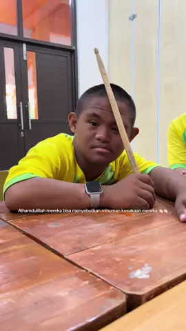 Kalo kalian suka minum apa guys???🤭🤭#anaktunagrahitasedang#guruslb😘 #slbn4jakartautara#minumankesukaan #downysnydrome 