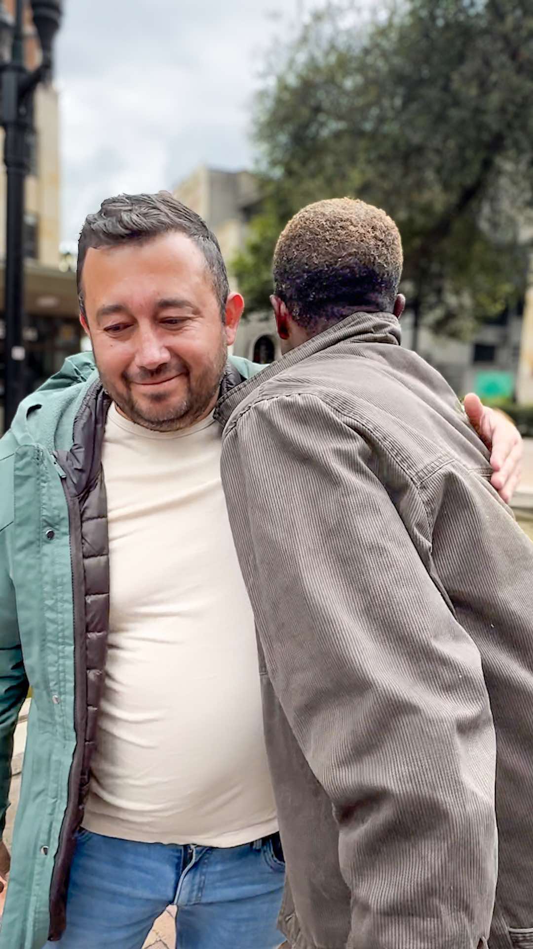 Habitante de calle que nos ayudó en videoclip, me lo encuentro en el centro con una grata sorpresa 🫂 #ayuda #reflexión #habitantedecalle #videoclip #jorgelozanodelcampo 